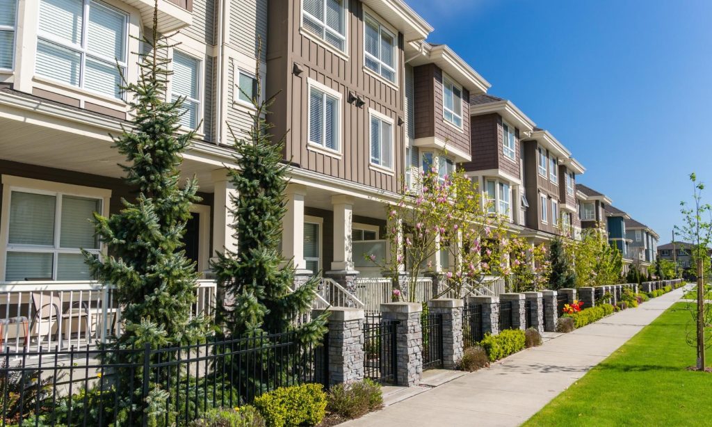 Evaluating Condos vs. Single-Family Homes: Key Pros and Cons Evaluating Condos vs. Single-Family Homes: Key Pros and Cons